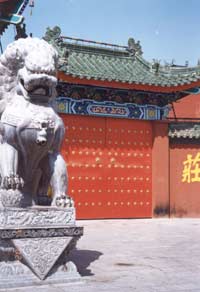 Красные ворота и охраняющий их лев – непременный атрибут любого китайского храма.