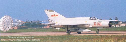 Истребитель китайского производства J-7, аналог нашего МиГ-21.