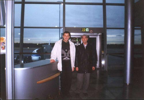 В Хельсинкском международном аэропорту. Мы у шлюза № 22. За окном виден "Дуглас", на котором мы только что прилетели из Петербурга.