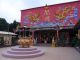 The_main_temple_of_The_Ten_Thousand_Buddhas_Monastery_at_the_lower_level.jpg